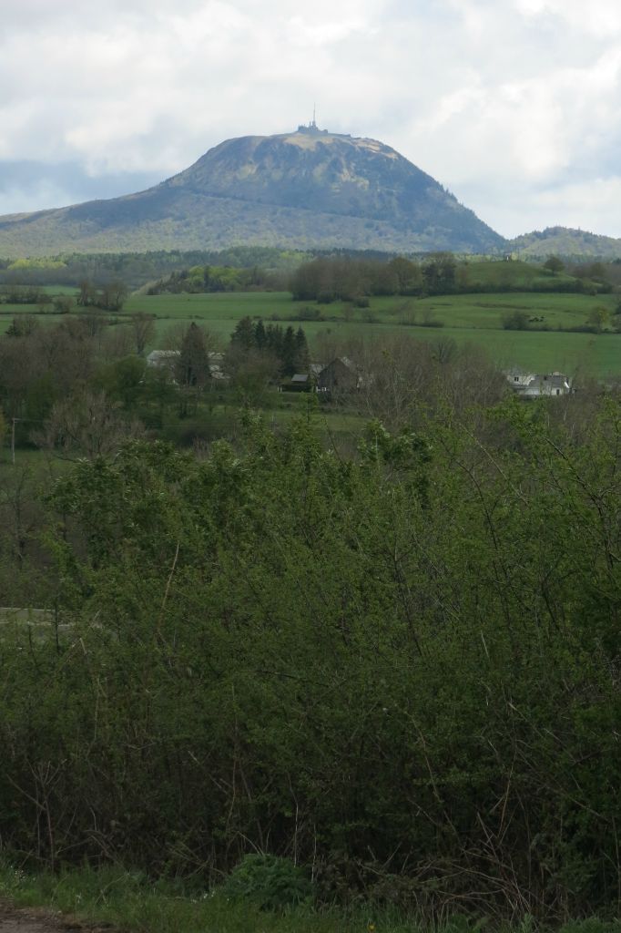 Vue sur le Puy de Dôme (1465m) au loin